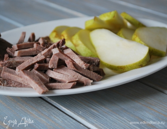 Грушу разрежьте на дольки, удалите семечки. Вареный язык нарежьте небольшими полосками.