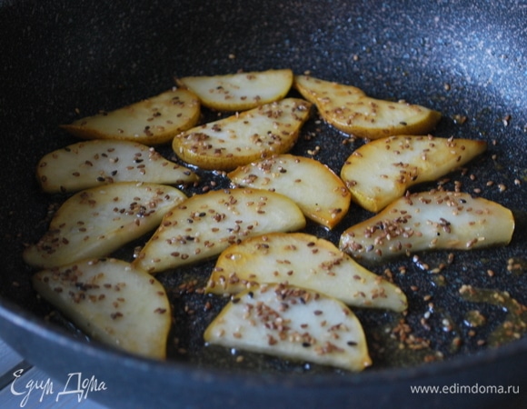 Сливочное масло разогрейте на сковороде, добавьте мед и кунжутные семечки, обжаривайте грушу до золотистого цвета.