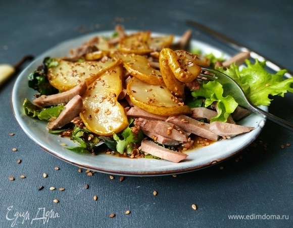 Сверху разложите ломтики груши. Подавайте к столу. Приятного аппетита!