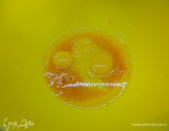 Натереть цедру апельсина и выжать 50 мл сока. Добавить мед, яйца, растительное масло, перемешать и влить к сухим ингредиентам. Все вместе быстро перемешать.