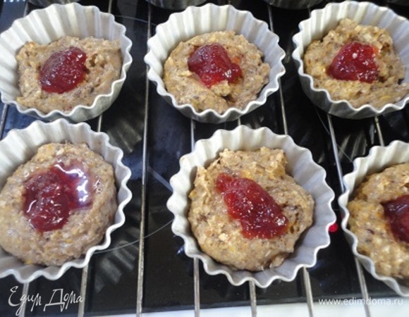 В формочки выложить небольшое количество теста, добавить по 1 ч. л. джема и накрыть оставшимся тестом.