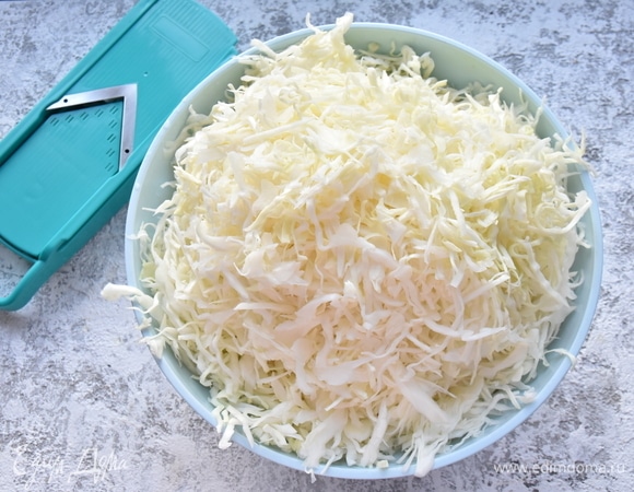 Шинкую капусту с помощью овощерезки. Можно сделать это с помощью ножа-шинковки с двумя лезвиями, мясорубки, кухонного комбайна.