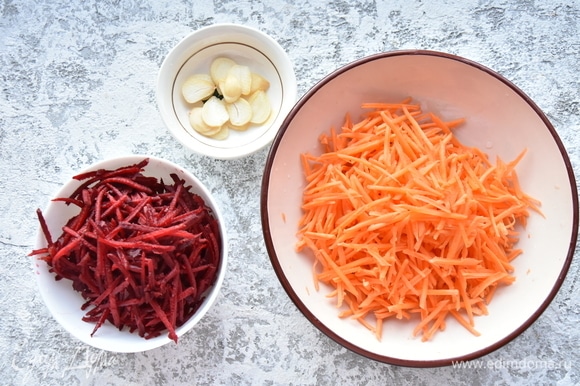 Морковь и свеклу натираю на терке для корейских салатов. Чеснок режу тонкими пластинками.