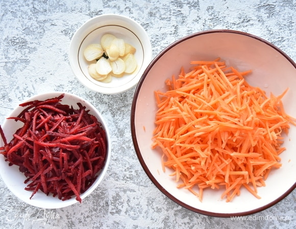 Морковь и свеклу натираю на терке для корейских салатов. Чеснок режу тонкими пластинками.