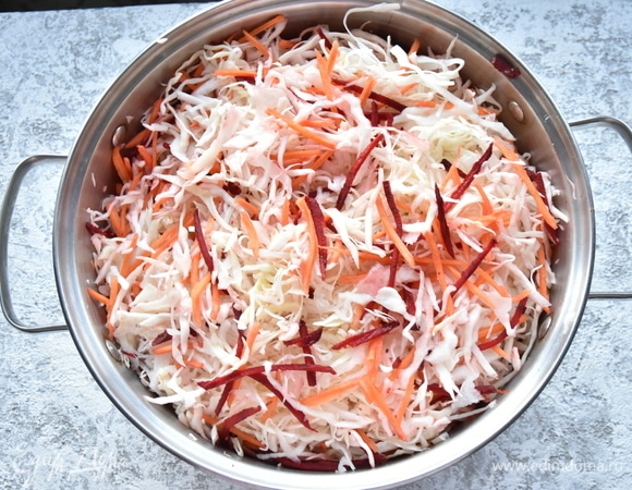 Смешиваю овощи в подходящей по размеру посуде.