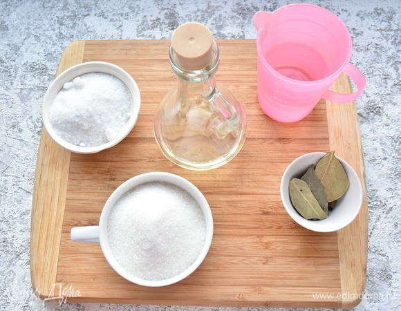 Для маринада растворяю в литре воды соль и сахар. Добавляю лавровый лист, гвоздику, перец. Довожу маринад до кипения. Вливаю уксус и растительное масло. Даю снова закипеть и заливаю горячим маринадом подготовленную капусту.