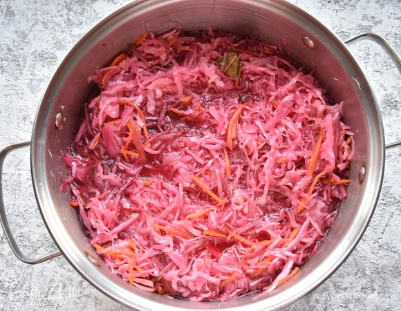 Сверху накрываю плоской тарелкой и придавливаю, чтобы капуста полностью покрылась маринадом. Даю остыть. Раскладываю по банкам. Храню в холодильнике.