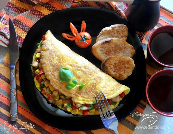 Выложите готовый омлет на тарелку и подавайте к столу. Вкусных вам завтраков!