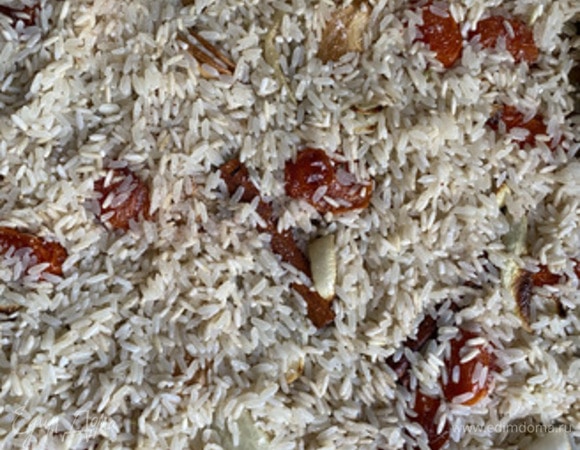 Достаем противень. Увеличиваем температуру до 200°C в духовке. Тем временем распределяем рис ровно по поверхности. Не перемешиваем. Аккуратно заливаем кипятком. Оставляем на 5 минут. Плотно укрываем фольгой.