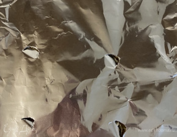 Выпекаем примерно 20 минут. Делаем крупные дырки в фольге и отправляем рис в духовку еще на 3 минуты.