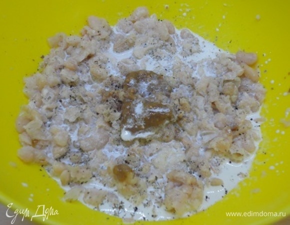 Посолить, поперчить, добавить горчицу, по желанию можно добавить свежий чеснок (1 зубчик) и залить сливками. Гарнир прогреть, не доводя до кипения.