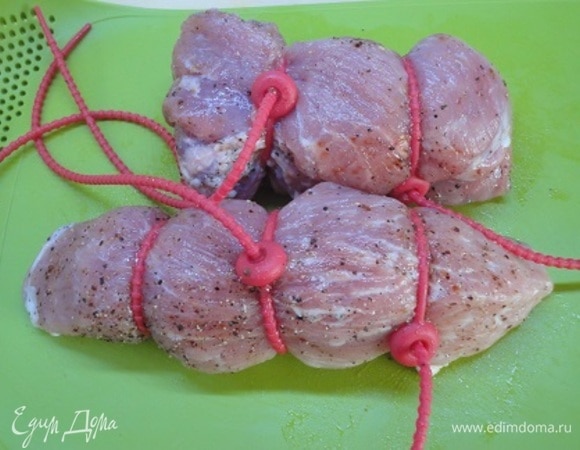 Мякоть свинины сполоснуть холодной водой, обсушить бумажными полотенцами и разрезать на две части. Каждую часть достаточно туго перевязать ниткой в нескольких местах, натереть солью и перцем и обжарить со всех сторон на сковороде до золотистой корочки.