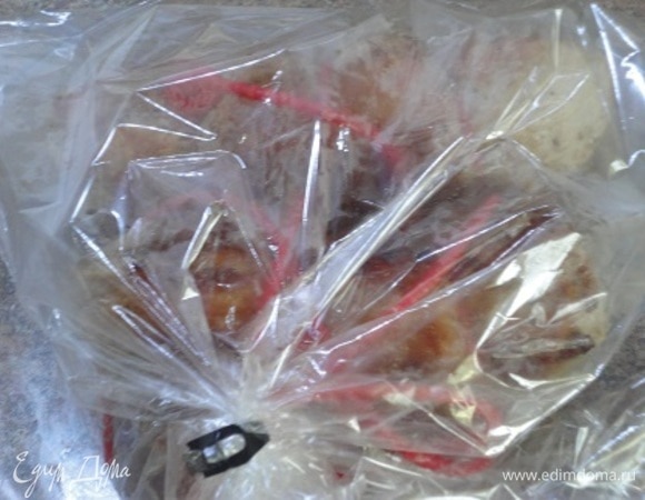 Дать свинине отдохнуть минут 10, затем поместить в пакет для запекания. Пакет зафиксировать клипсами и сделать несколько проколов сверху. Выложить пакет с мясом на противень или в форму и запекать 40–45 минут при температуре 200°C.