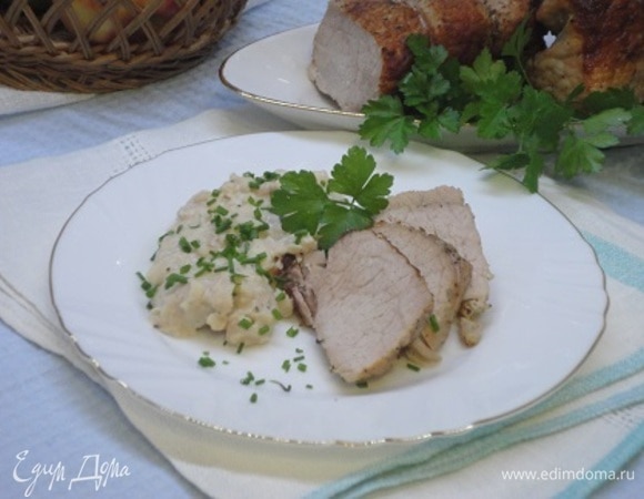 Подаем свинину с фасолью, посыпав зеленым луком.