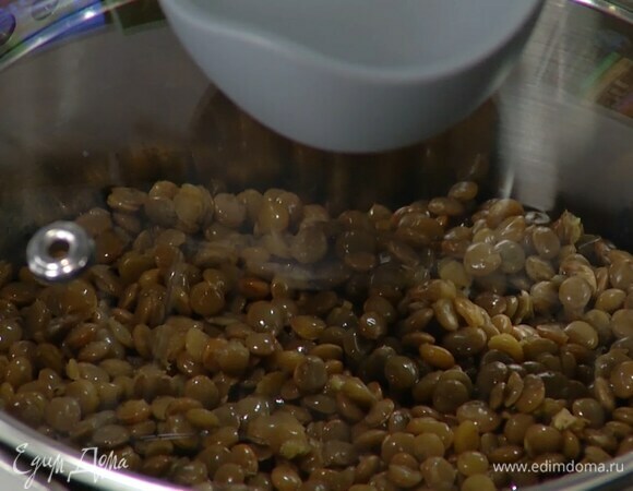 Чечевицу отварить согласно инструкции на упаковке.