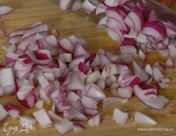 Красный лук почистить и мелко порубить.