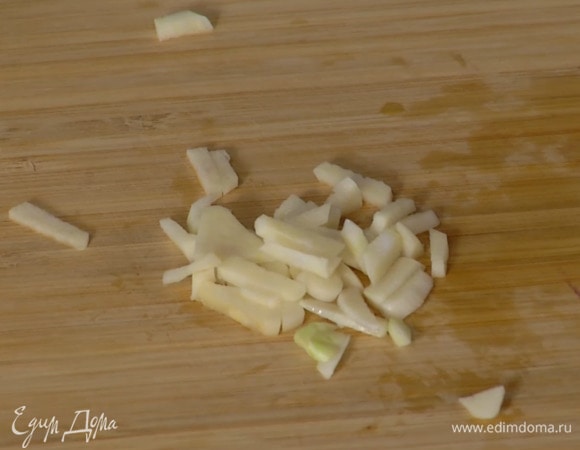 Чеснок почистить и мелко порезать.