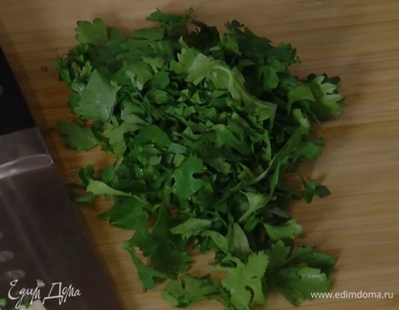 Кинзу порубить довольно крупно.