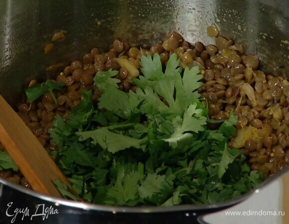 Всыпать к овощам готовую чечевицу, все перемешать, добавить кинзу.