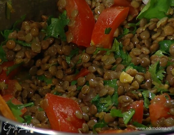 Помидор нарезать кубиками, добавить к чечевице и томить на маленьком огне еще несколько минут.