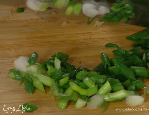 Зеленый лук мелко порезать наискосок.