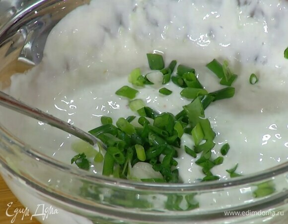 Приготовить заправку: огурец почистить, натереть на мелкой терке, добавить йогурт, зеленый лук и перец чили, все посолить и перемешать.