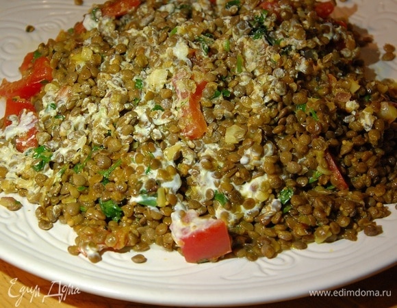 Подавать чечевицу с заправкой.