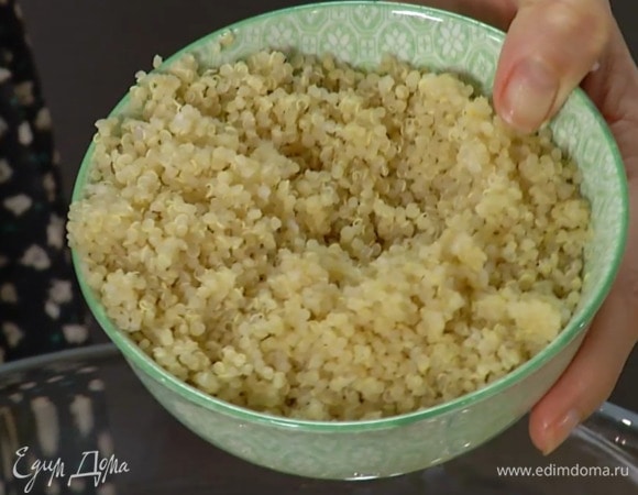 Киноа приготовить согласно инструкции на упаковке.