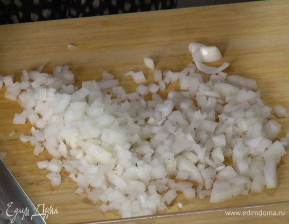 Лук почистить и мелко порубить.