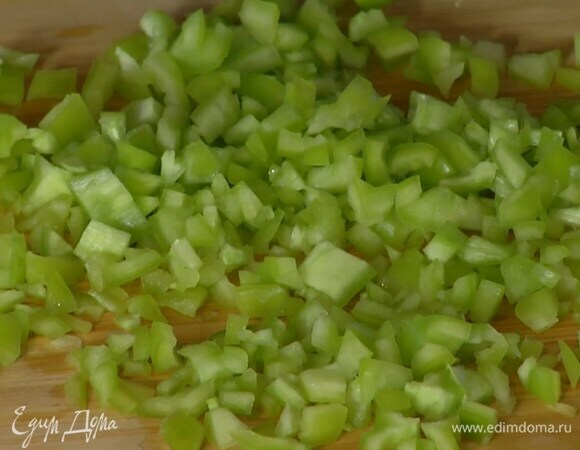 Сладкий перец, удалив плодоножку с семенами, порезать маленькими кусочками.