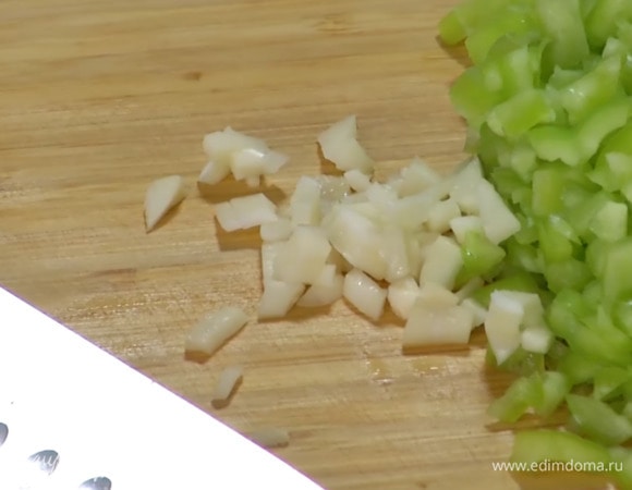 Чеснок почистить и мелко порубить.