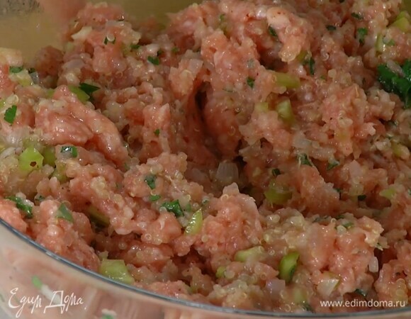 В глубокой миске соединить сладкий перец, чеснок, киноа, обжаренный лук, петрушку и листья тимьяна, всыпать сумах, соль и перец, добавить фарш и яйцо, влить теплый бульон, все перемешать.