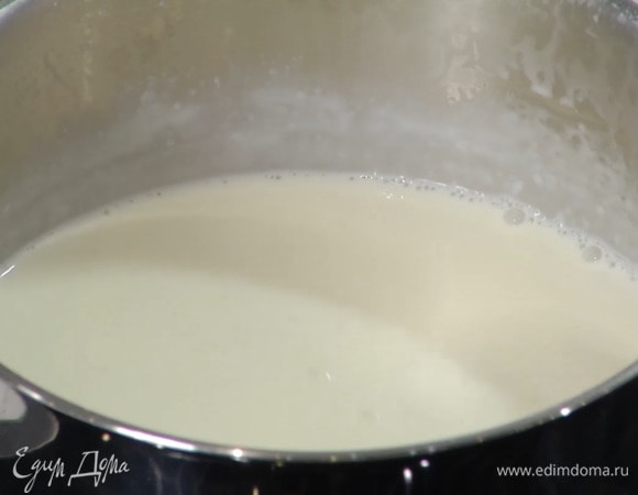 Сливки влить в небольшую кастрюлю и довести до кипения, затем слегка остудить.