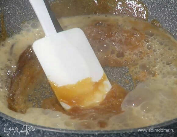 В тяжелую сковороду всыпать сахар, поместить на плиту и сварить карамель, затем выключить огонь, влить часть сливок и вымешать.