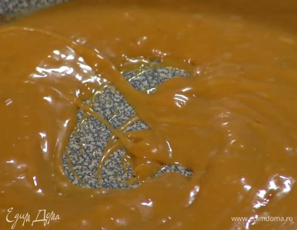 Добавить в карамель со сливками предварительно размягченное сливочное масло, влить оставшиеся сливки и вымешать все лопаткой до однородного состояния.