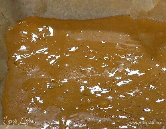 Квадратную форму выстелить пищевой бумагой, влить горячую сливочную массу и дать ей остыть, затем отправить в холодильник.