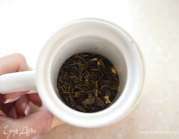 В чашку вставьте сито, всыпьте заварку.