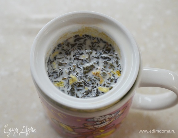 Вскипятите молоко, залейте в чашу, накройте и оставьте завариваться минут на 7.
