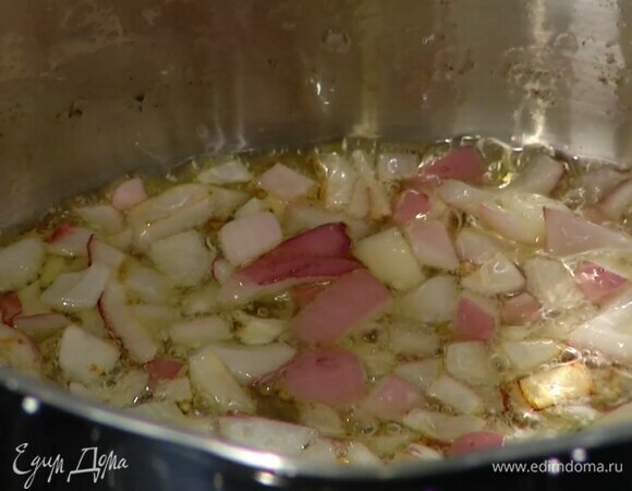Разогреть в кастрюле с тяжелым дном оливковое масло, выложить лук и чеснок, добавить семена горчицы и обжарить, затем всыпать куркуму, паприку, кориандр и тмин, все перемешать.