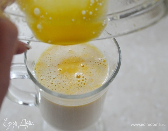 Добавьте взбитый желток. Перемешайте.