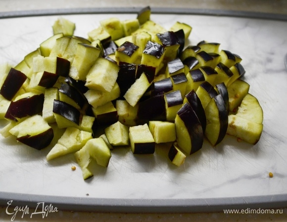 Баклажаны помойте, нарежьте кубиком.