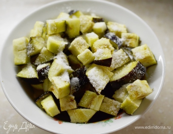 Посыпьте солью, оставьте минут на 5. Затем промойте и отожмите лишнюю жидкость.