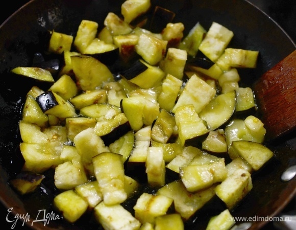 Обжарьте баклажаны до золотистого цвета.