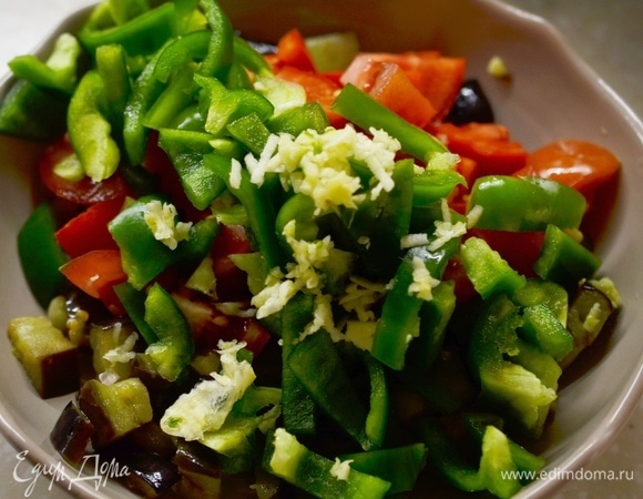 Все перемешайте, добавьте измельченный чеснок.