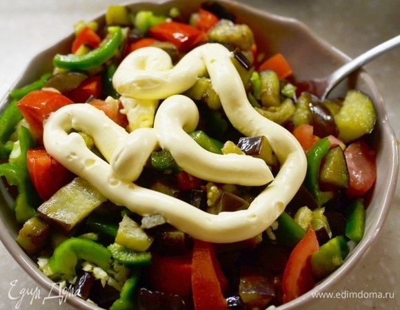 Заправьте салат майонезом.