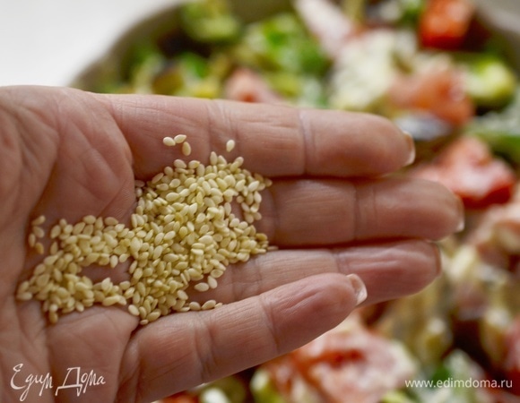 Посыпьте кунжутом.