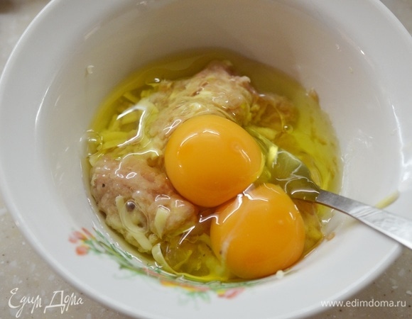 Вбейте яйца.