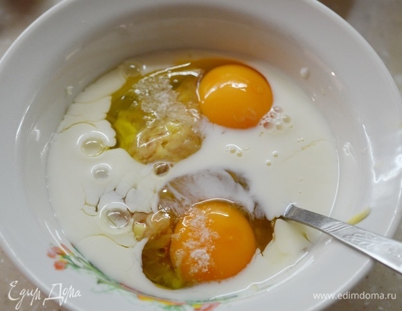 Добавьте молоко.