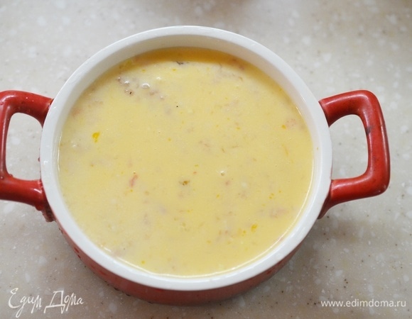 Вылейте омлетную массу в жаропрочную форму. Готовьте в разогретой до 180°C духовке около 30 минут, до желаемой консистенции омлета.