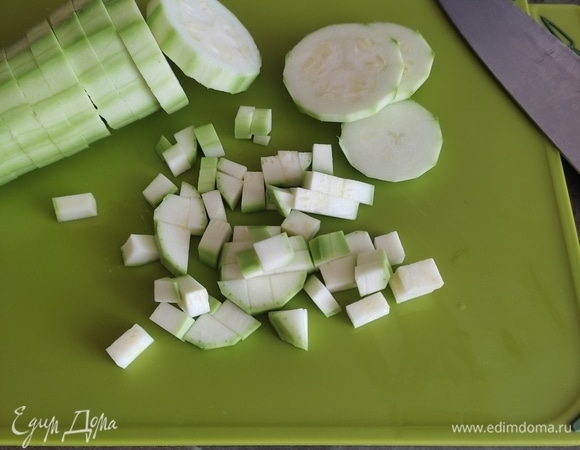 Кабачок вымыть, очистить, нарезать кубиком.